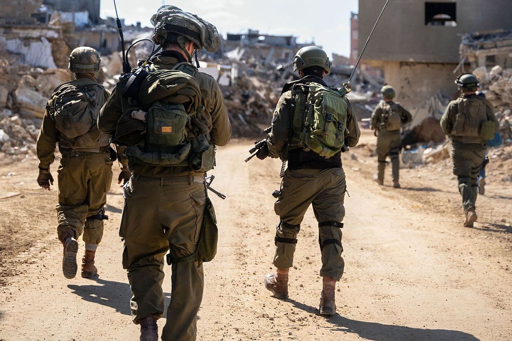 Foto yang dirilis pada 9 Februari 2024 ini memperlihatkan tentara Israel beroperasi di Jalur Gaza. Militer Israel, Minggu (7/4/2024), mengumumkan menarik sebagian pasukannya dari Gaza selatan. 