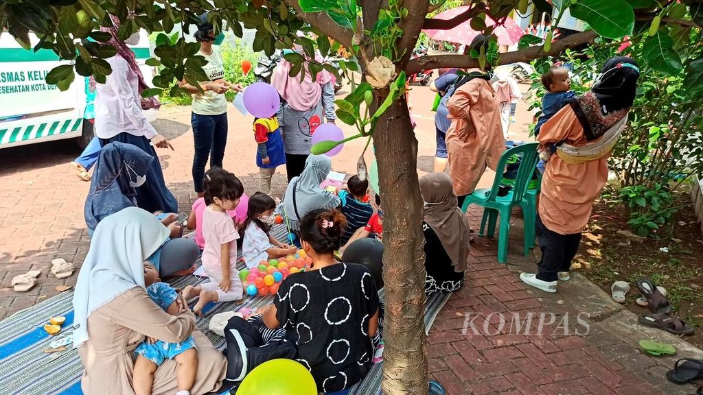 Anak balita dan orangtua menunggu giliran imunisasi saat kegiatan posyandu di lingkungan RW 011 Kelurahan Cinangka, Kecamatan Sawangan, Kota Depok, Jawa Barat, Rabu (24/8/2022). 