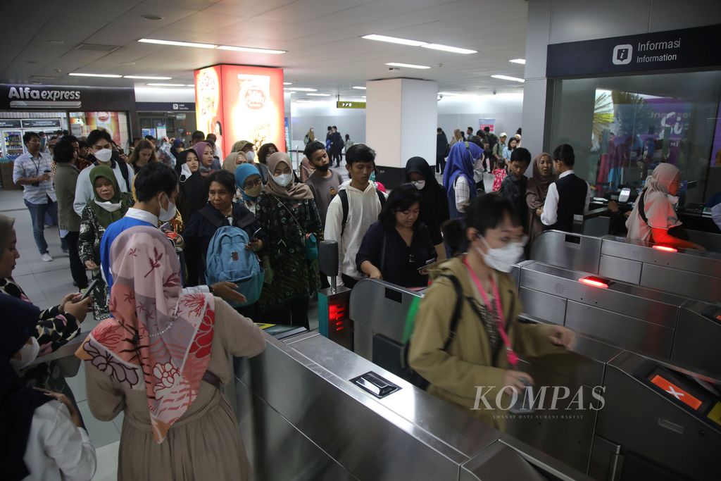 Antrean calon penumpang MRT di Stasiun Bundaran HI, Jakarta, Kamis (22/6/2023). 