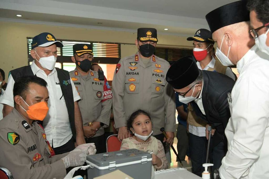 Gubernur Aceh Nova Iriansyah bersama Kepala Kepolisian Daerah Aceh Inspektur Jenderal Ahmad Haydar dan pejabat pemerintahan Aceh Tengah meninjau pelaksanaan vaksinasi Covid-19 massal di GOS, Aceh Tengah, Aceh, Jumat (11/2/2022).