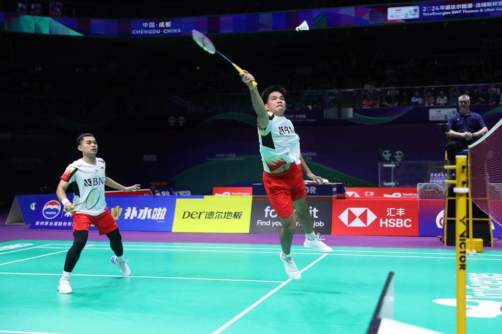 Leo Rolly Carnando/Daniel Marthin defeated Sirawit Sothon/Natthapat Trinkajee (Thailand) with a score of 21-13, 21-10 in the Group C preliminary of the Thomas Cup Championship at the Hi Tech Zone Sports Centre Gymnasium in Chengdu, China on Monday (29/4/2024). Indonesia won 4-1 against Thailand.