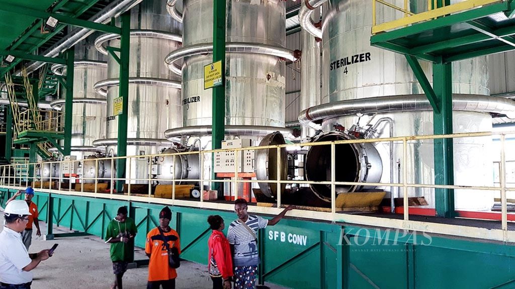 Sejumlah mesin pengolahan tandan buah segar (TBS) kelapa sawit menjadi minyak kelapa sawit mentah (CPO) dioperasikan di Pabrik Tulip Mill di Distrik Arso Timur, Kabupaten Keerom, Papua, Kamis (21/2/2019). Pabrik milik PT Tandan Sawita Papua dapat memproduksi 1.800 ton CPO selama 20 jam beroperasi.