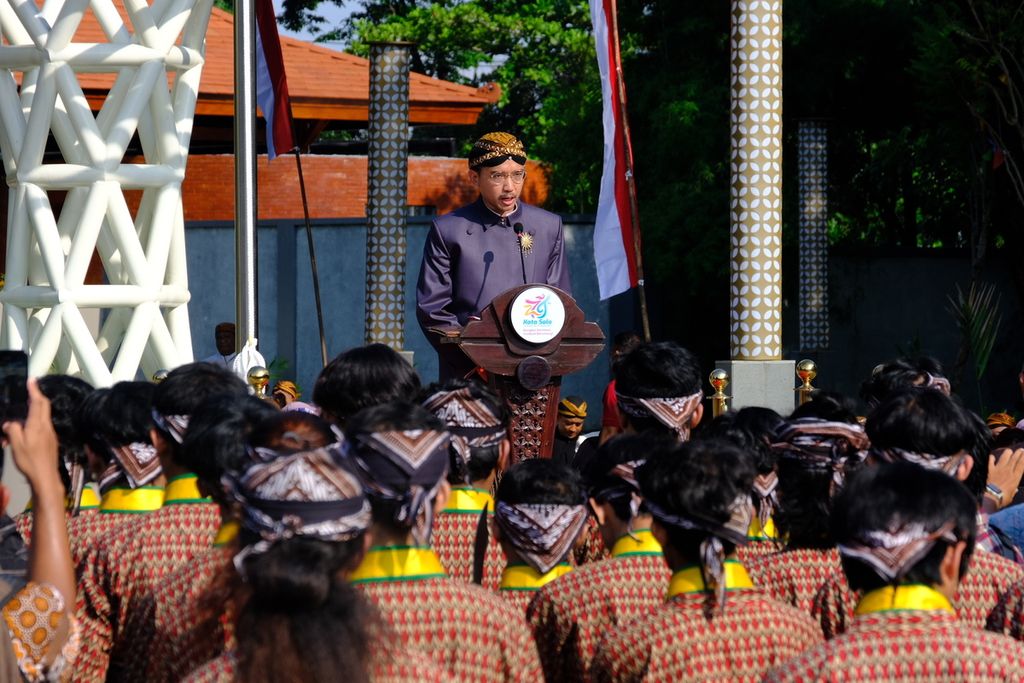 Pemimpin Pura Mangkunegaran KGPAA Mangkunegara X memberikan pidato dalam upacara Hari Jadi Ke-279 Kota Surakarta di Taman Balekambang, Kota Surakarta, Jawa Tengah, Sabtu (17/2/2024). Mangkunegara X sekaligus bertindak sebagai pemimpin upacara dalam kesempatan itu. Upacara itu mengambil tema budaya. Semua peserta upacara mengenakan pakaian adat. 