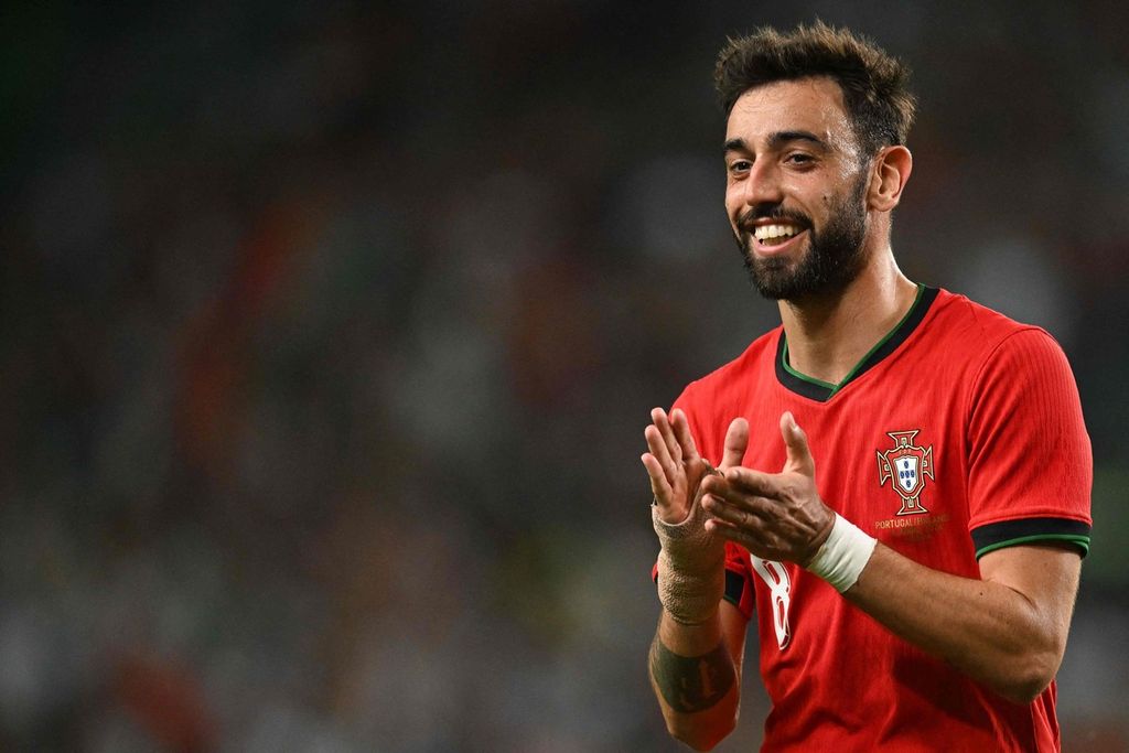 Gelandang Portugal, Bruno Fernandes, melakukan selebrasi setelah mencetak gol dalam pertandingan uji coba antara Portugal dan Finlandia di Stadion Alvalade, Lisabon, Selasa (4/6/2024). Pertandingan uji coba itu untuk persiapan Piala Eropa 2024 di Jerman. 