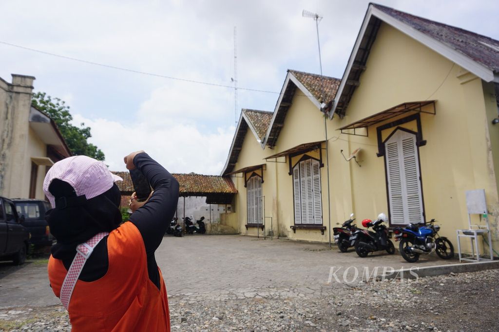 Peserta Prembun Heritage Walk bertema “Jelajah Lawang Wetan” mengunjungi Polsek Prembun, Kebumen, Jawa Tengah, Sabtu (24/9/2022). Wisata sejarah ini adalah kerja sama Joglo Prembun, Biro Wisata Milangkori, dan Komunitas Pusaka Prembun atau Kupu. 