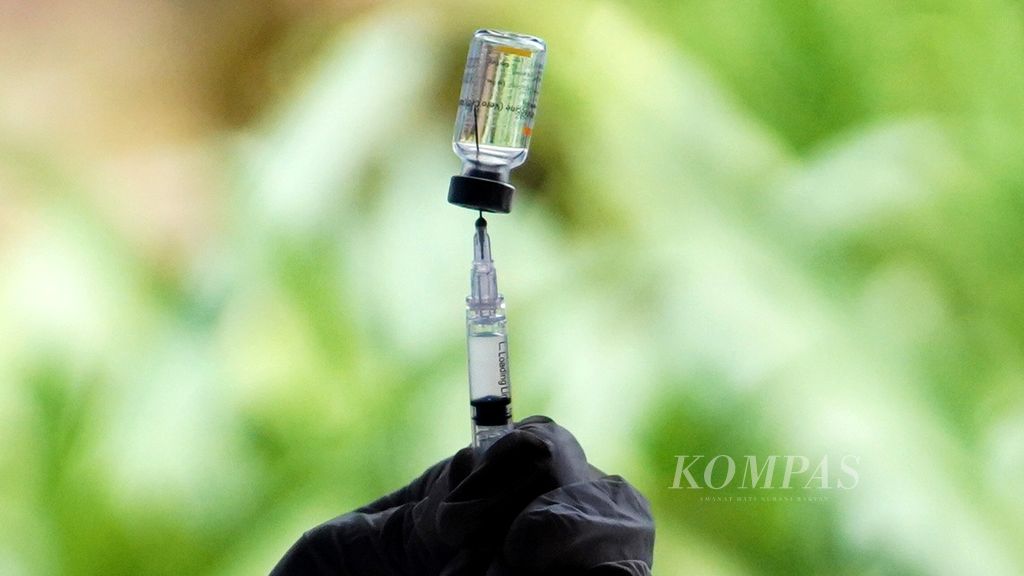 Penyiapan vaksin Covid 19 saat digelar vaksinasi secara massal di Bogor Senior Hospital, Tajur, Kota Bogor, Jawa Barat, Kamis (11/2/2021).