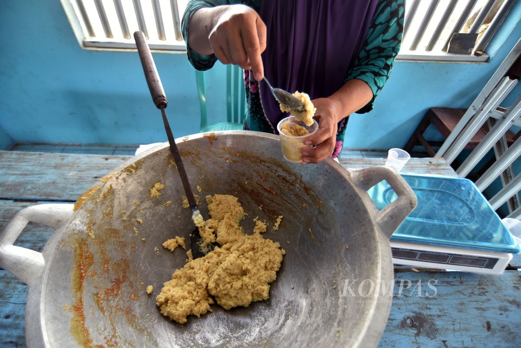 Proses pembuatan <i>gulo puan</i>, kudapan yang terbuat dari susu kerbau rawa asal Desa Bangsal, Kecamatan Pampangan, Ogan Komering Ilir, Sumatera Selatan, Kamis (7/12/2023). 