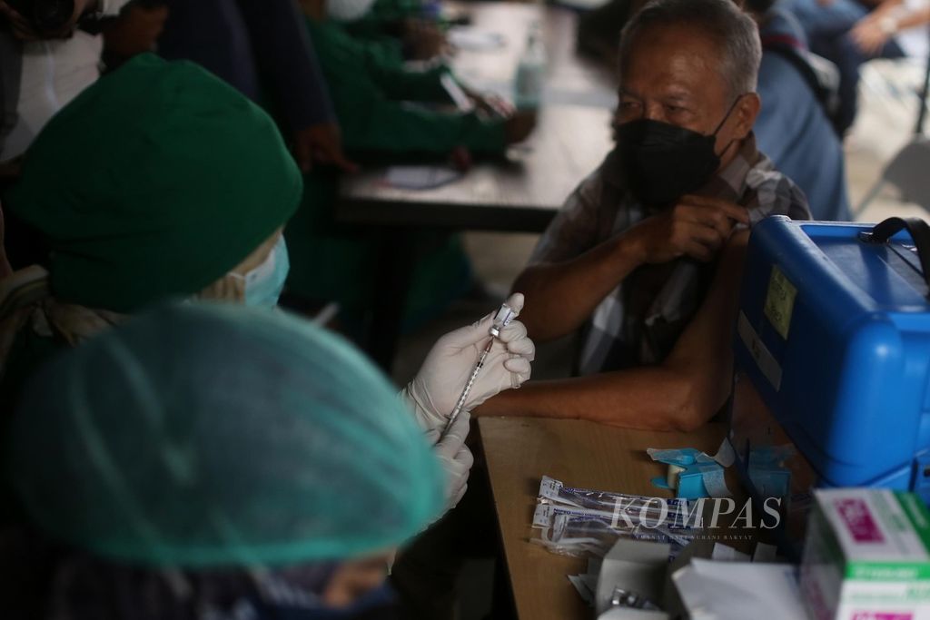 Warga lanjut usia mengikuti program penyuntikan dosis ketiga atau booster vaksin Covid-19 di Puskesmas Kramat Jati, Jakarta Timur, Rabu (12/1/2022). 