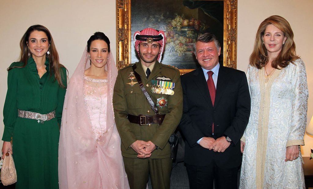 Foto tanggal 12 Januari 2012 ini memperlihatkan Raja Jordania Abdullah (kedua dari kanan), Ratu Noor, istri keempat almarhum Raja Hussein (kanan), dan Ratu Rania (kiri) saat mereka berfoto dengan Pangeran Hamzah, saudara tiri Raja Abdullah II, dan istri barunya, Putri Basma Otoum, dalam upacara pernikahan di Istana Kerajaan di Amman, Jordania. 