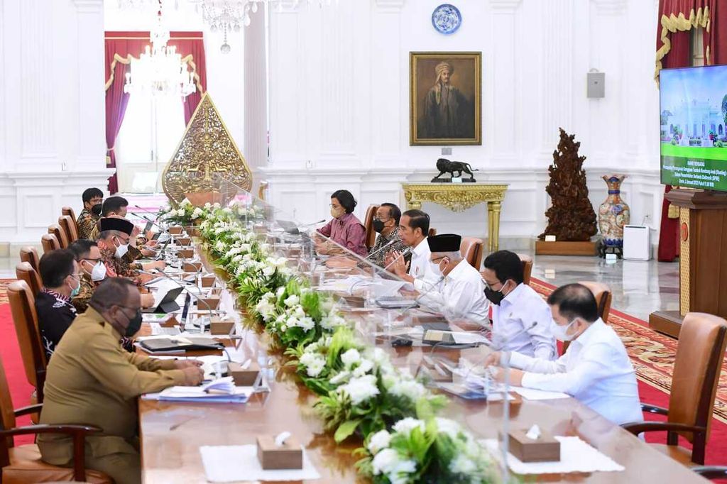 Rapat terbatas tentang percepatan penanganan tengkes yang dipimpin oleh Presiden Joko Widodo di Istana Merdeka, Jakarta, Senin (2/1/2023).