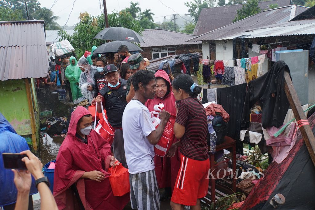 Menteri Sosial Tri Rismaharini memberikan bantuan kepada warga korban banjir, Selasa (31/1/2023), di daerah Molas, Bunaken, Manado, Sulawesi Utara. Banjir dan tanah longsor yang melanda Manado pada Jumat (27/1/2023) menewaskan lima orang dan menyebabkan sedikitnya 1.674 warga mengungsi.