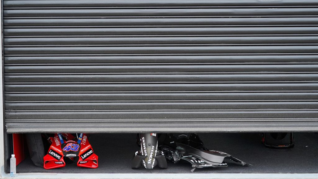Suasana <i>paddock </i>tim Ducati Lenovo di kawasan Sirkuit Internasional Pertamina Mandalika, Kamis (10/02/2022). Setelah 25 tahun, Grand Prix MotoGP akan kembali dilaksanakan di Indonesia pada 18-20 Maret 2022. Akhir pekan ini, para pebalap menjalani tes pramusim sekaligus menjajal lintasan sirkuit itu untuk pertama kali. 