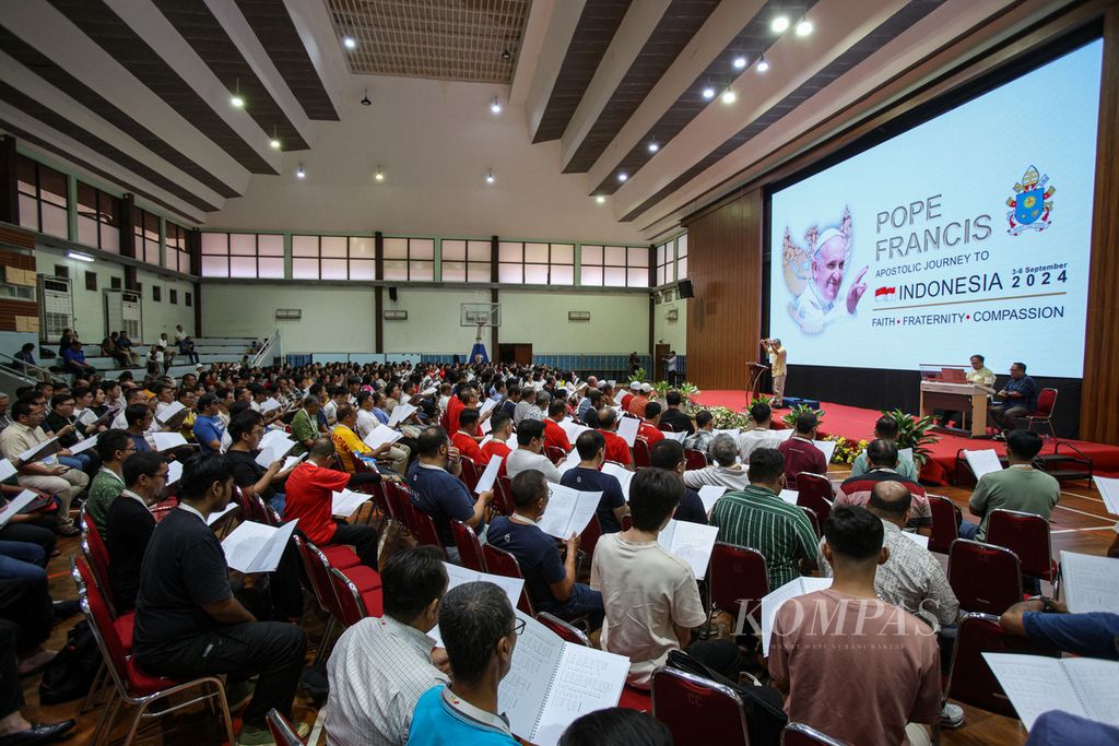 Suasana saat para petugas paduan suara latihan bersama di Kolese Kanisius, Jakarta, Minggu (1/9/2024). H-2 kedatangan Paus Fransiskus ke Indonesia, para petugas paduan suara terus berlatih.  