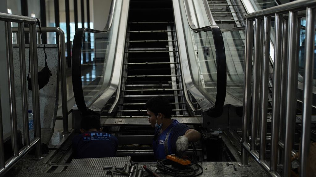 Pekerja memperbaiki eskalator yang rusak di Stasiun Manggarai, Selasa (24/5/2022). Eskalator menjadi salah satu akses pindah peron di Stasiun Manggarai.