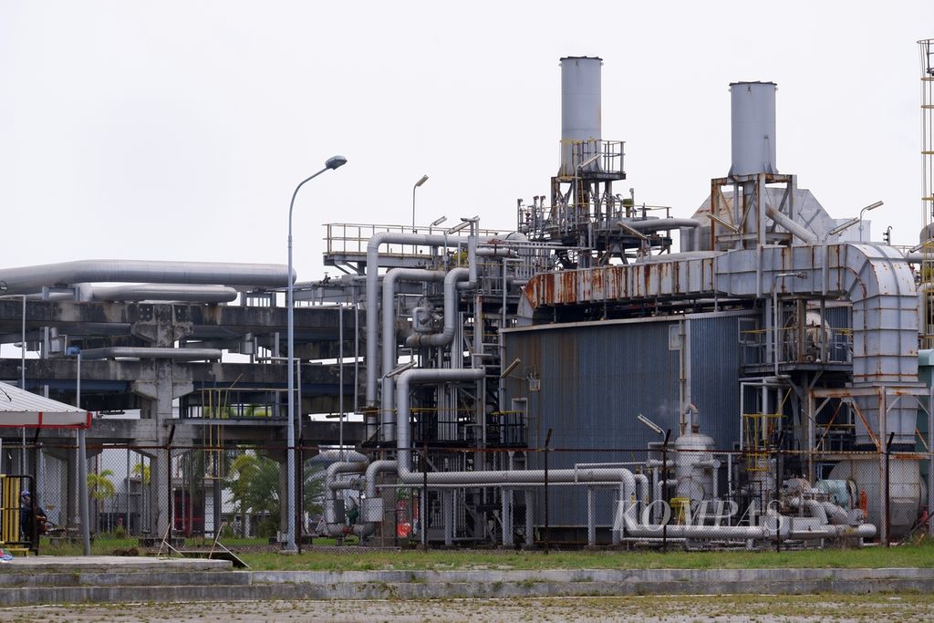 Tampak fasilitas di PT Kilang Pertamina Internasional Refinery Unit (RU) VI Balongan, Kabupaten Indramayu, Jawa Barat, Selasa (4/4/2023). Sebesar 82 persen produk dari kilang RU VI Balongan didistrbusi ke DKI Jakarta dan Jawa Barat.