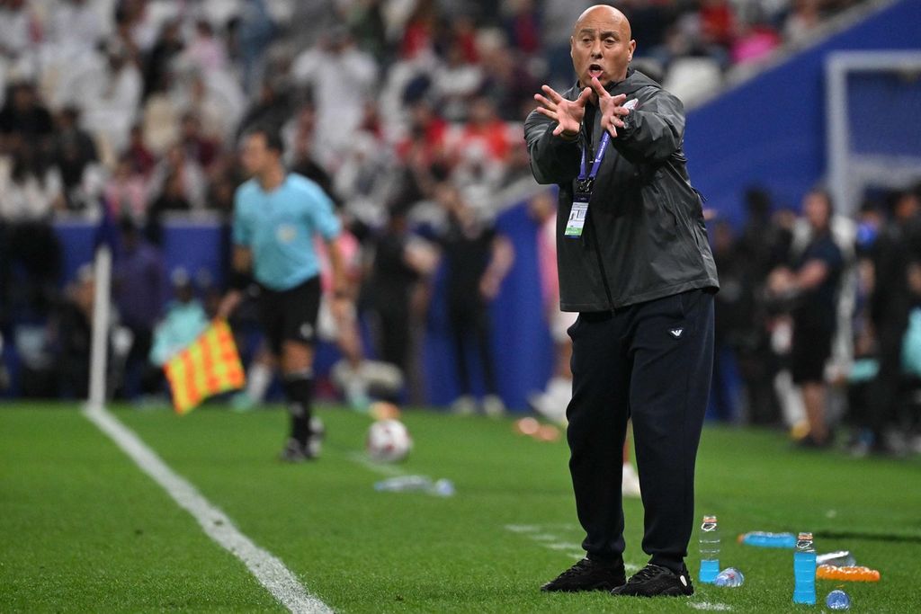 Pelatih Qatar Tintin Marquez memberikan instruksi kepada para pemainnya saat laga Qatar lawan Lebanon di Stadion Lusail, 12 Januari 2024. 