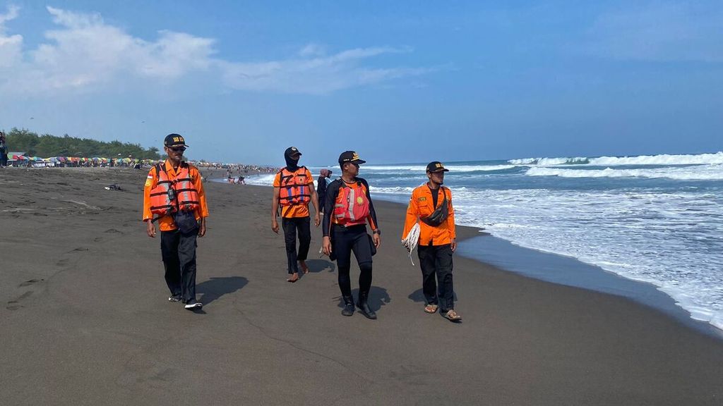 Tim SAR Gabungan dan Basarnas Cilacap menyisir Pantai Setrojenar di Kabupaten Kebumen, Jawa Tengah, Selasa (25/4/2023).
