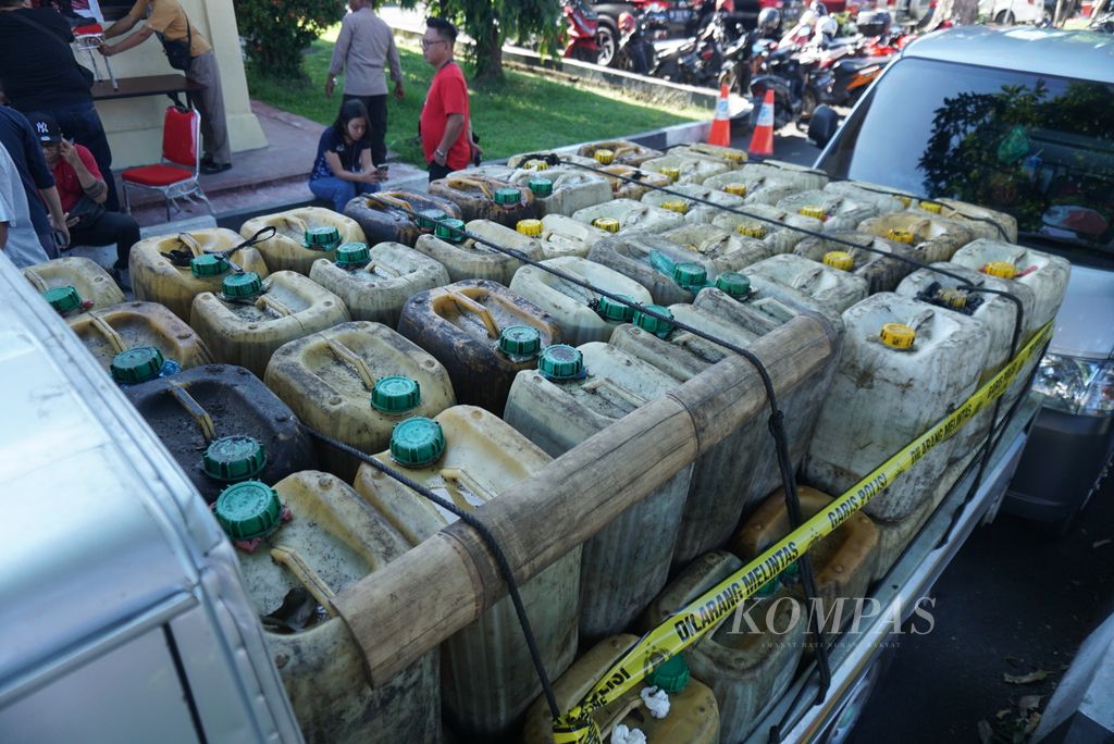 Sebanyak 242 jeriken berisi 6.050 liter solar bersubsidi ditampilkan dalam konferensi pers pengungkapan kasus penimbunan bahan bakar minyak bersubsidi, Kamis (25/8/2022), di Markas Polda Sulawesi Utara di Manado.