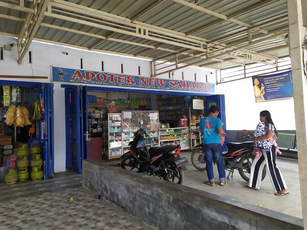 This pharmacy is managed by a midwife who opened a practice in Medan City, North Sumatra, on Sunday (4/9/2022). The midwife provides formula milk packages for mothers who have just given birth there.