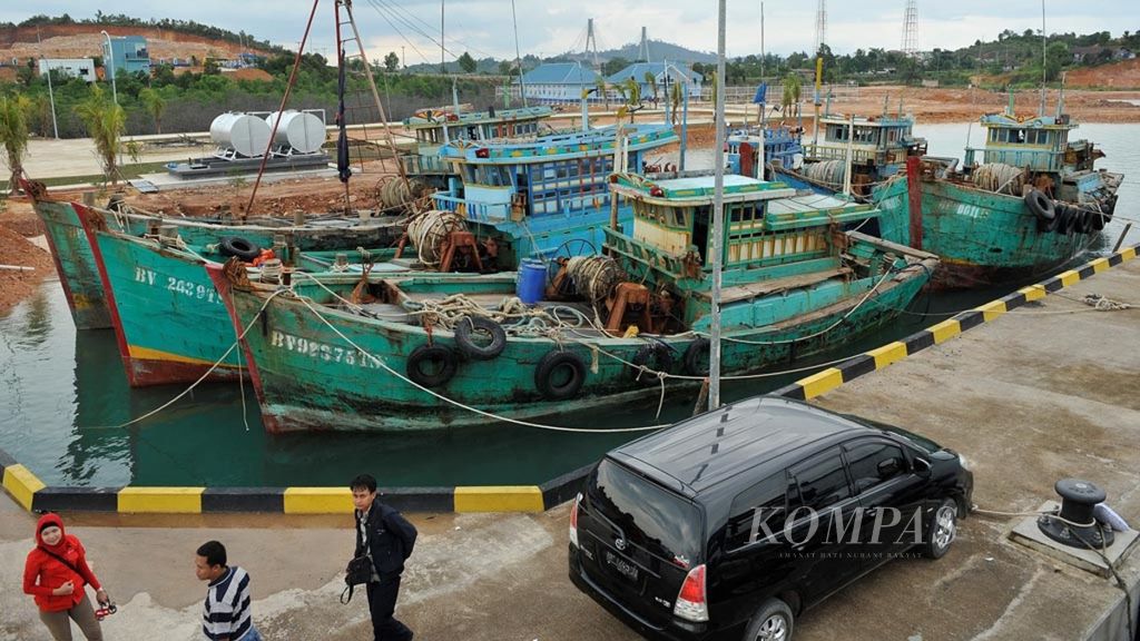 Enam kapal ikan berbendera Vietnam yang ditangkap karena mencuri ikan di perairan Indonesia saat berada di Batam, Rabu (19/12/2012). 