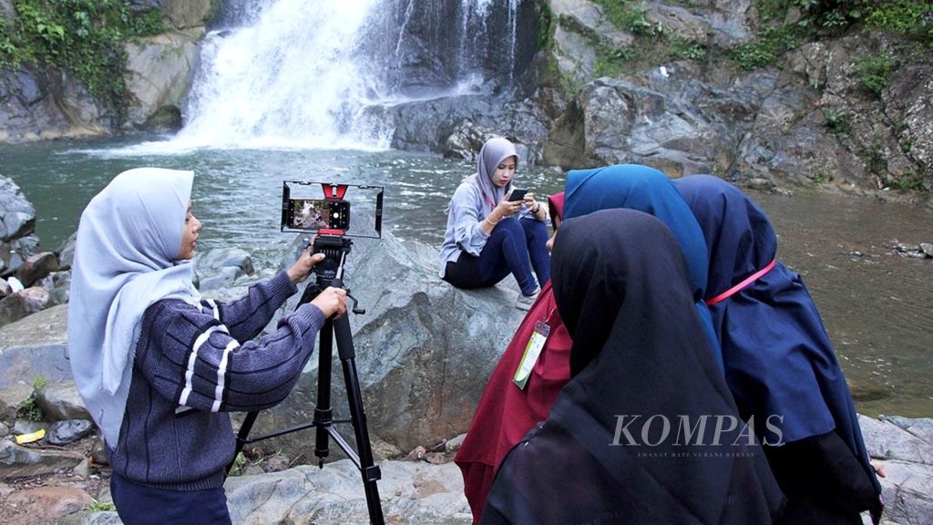 Jurnalis kampus mengikuti pelatihan jurnalisme lingkungan, Sabtu-Minggu (28-29/12/2019), di lokasi wisata air terjun Seuhom, Kecamatan Lhoong, Kabupaten Aceh Besar. Kegiatan itu digelar oleh Forum Jurnalis Lingkungan (FJL) Aceh.