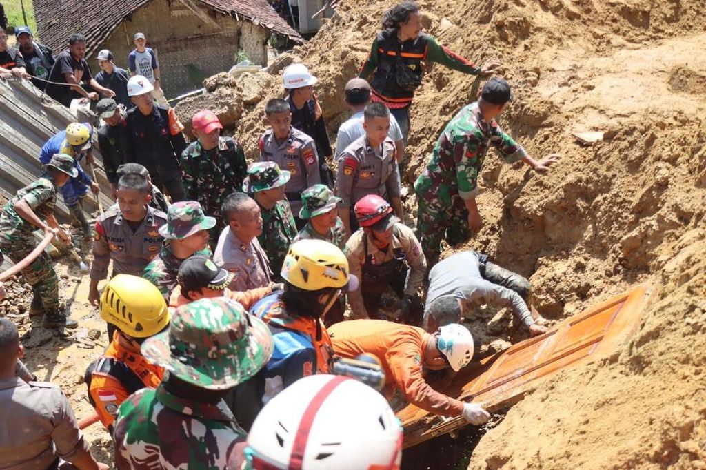 Tim SAR gabungan mencari tiga korban tewas akibat tertimbun longsor di Kampung Sirnagalih, Kecamatan Banjarwangi, Kabupaten Garut, Jawa Barat, Jumat (26/4/2024). Pencarian para korban menggunakan cangkul dan alat berat.