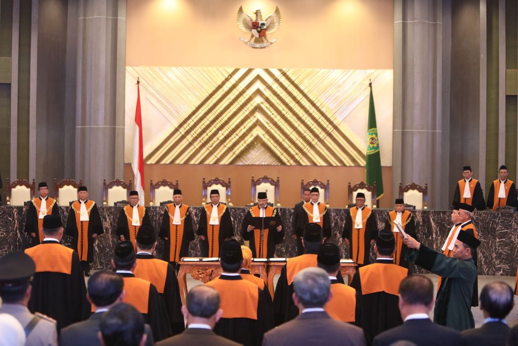 Ketua Mahkamah Agung (MA) Hatta Ali melantik lima hakim agung dan tiga hakim <i>ad hoc </i>di Gedung Mahkamah Agung, Jakarta, Kamis (12/3/2020). Para hakim tersebut sebelumnya telah menjalani uji kelayakan dan kepatutan di DPR. Adapun lima hakim agung yang dilantik adalah Soesilo, Dwi Soegiarto, Rahmi Mulyati, H Busra, dan Sugeng Sutrisno. Adapun  tiga hakim <i>ad hoc </i>yang dilantik adalah Agus Yunianto (hakim <i>ad hoc </i>tindak pidana korupsi tingkat kasasi), Ansori (hakim <i>ad hoc </i>tindak pidana korupsi tingkat kasasi), dan Sugianto (hakim <i>ad hoc </i>hubungan industrial tingkat kasasi).
