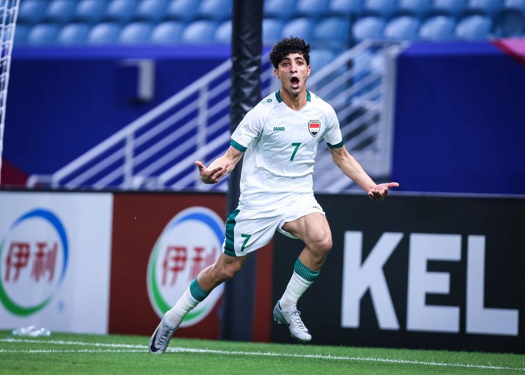 Penyerang Irak, Ali Jassim, merayakan golnya ke gawang Vietnam pada laga perempat final Piala Asia U-23 2024, Sabtu (27/4/2024), di Stadion Al Janoub, Al Wakrah, Qatar. Jassim telah mencetak tiga gol untuk Irak.
