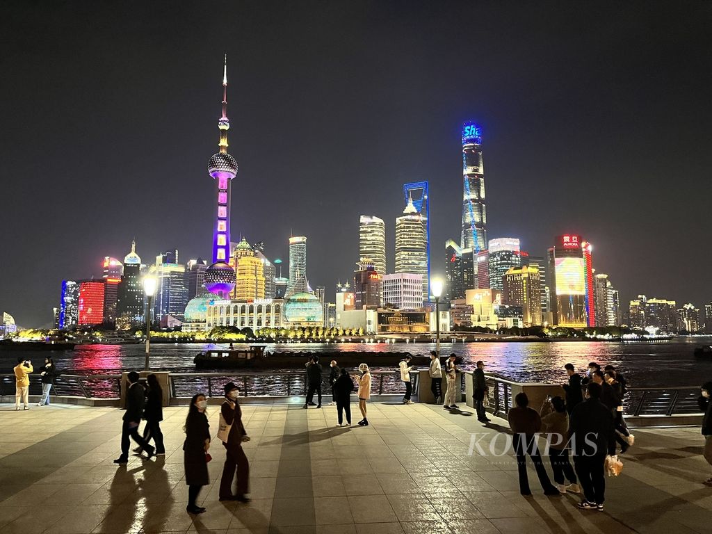 Kawasan wisata sejarah The Bund di Shanghai, China, ramai dikunjungi publik yang ingin menikmati pemandangan malam yang cantik dari gedung-gedung pencakar langit di seberang the Bund, Sabtu (6/11/2022).