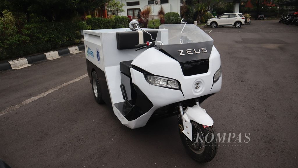 Salah satu produk E-Trike, kendaraan listrik roda tiga untuk angkutan barang dengan bak terbuka yang dipasarkan PT Allied Harvest Indonesia dan National Center for Sustainable Transportation Technology (NCSTT) Institut Teknologi Bandung (ITB), dipajang di halaman kantor Dinas Perhubungan Provinsi Bali di Denpasar, Selasa (28/3/2023).
