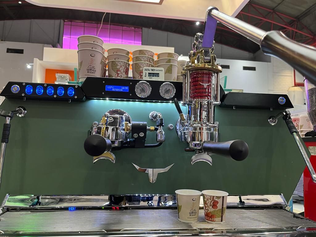 Asterion diklaim sebagai mesin kopi pertama yang memakai 70 persen komponen lokal. Mesin generasi ketiga ini memiliki 2 grup penyeduh kopi yakni semiotomatis dan piston manual.