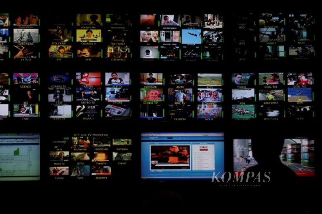 Aktivitas pemantauan terhadap layanan televisi berbayar Groovia TV di Advance, Video, dan Media Center (Avatar) PT Indonusa Telemedia (Telkomvision) di Jakarta, Senin (21/5/2012). 