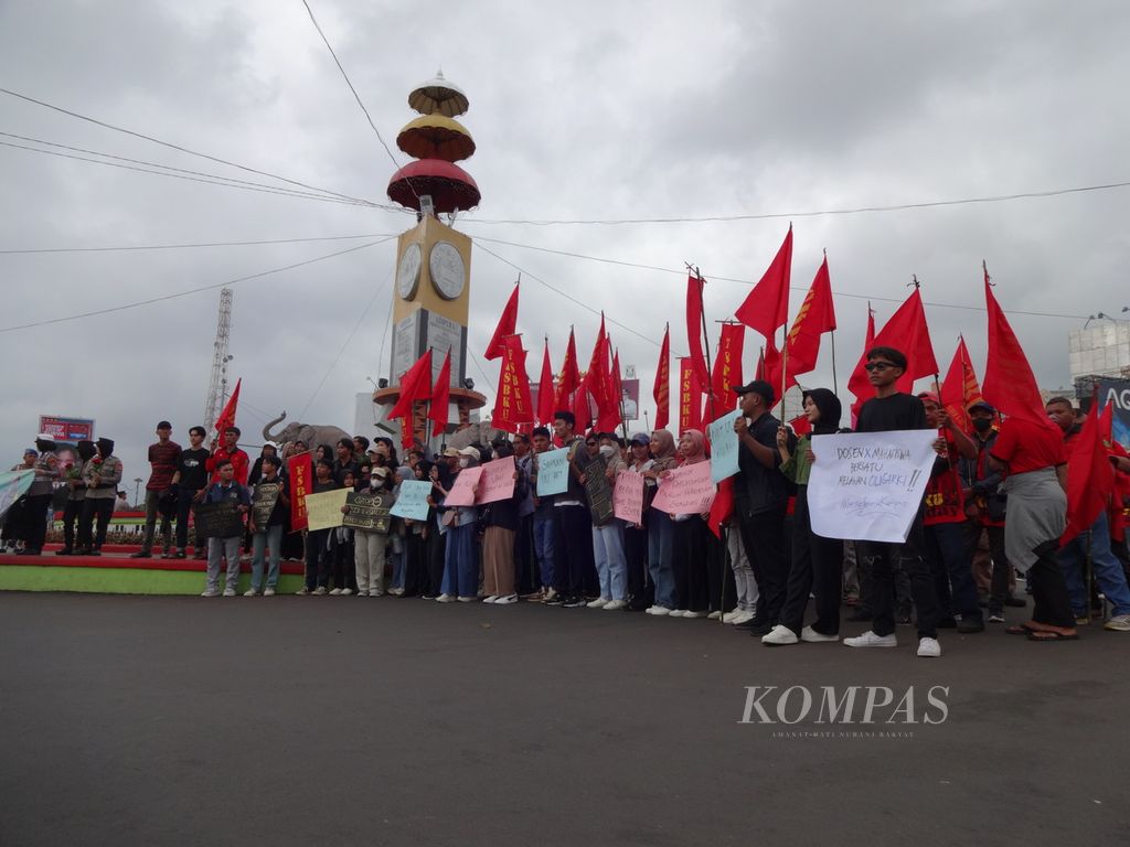 Unjuk rasa untuk memperingati Hari Buruh Internasional yang digelar di Bandar Lampung, Rabu (1/5/2024). Aksi tersebut diikuti ratusan buruh dari berbagai serikat dan sejumlah organisasi mahasiswa.