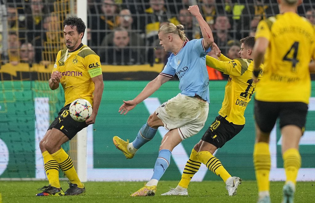 Pemain Dortmund Mats Hummels memblok bola tendangan pemain Manchester City Erling Haaland pada laga Liga Champions di Dortmund, Jerman, Selasa (25/10/2022). Laga berakhir imbang 0-0. 
