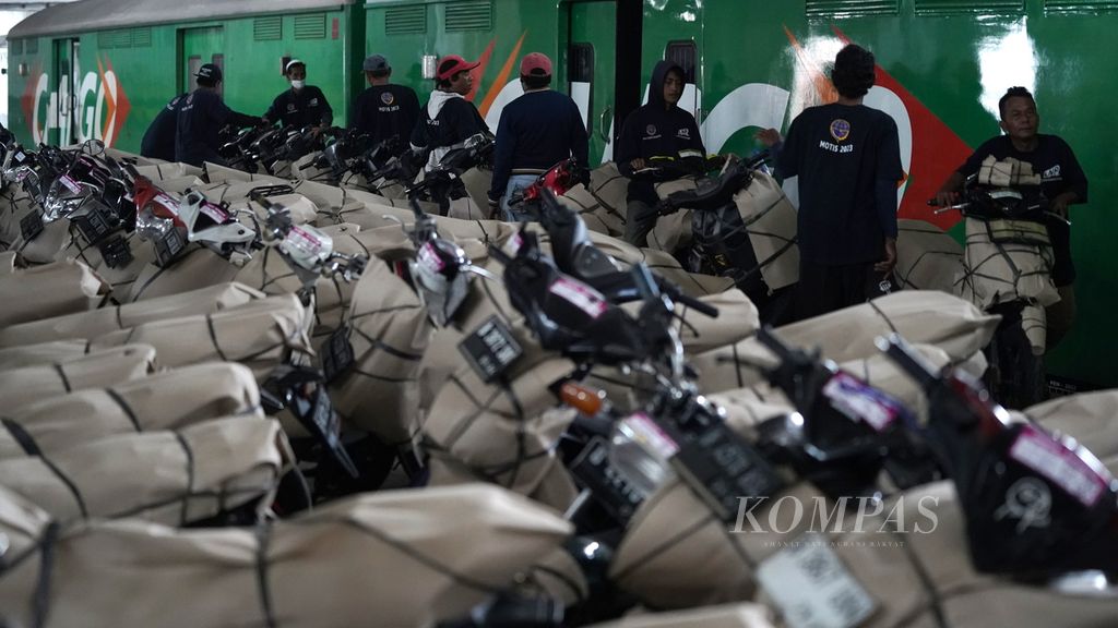 Petugas memasukkan sepeda motor ke dalam gerbong di Stasiun Jakarta Gudang, Jakarta Utara, Rabu (12/4/2023). Direktorat Jenderal Perkeretaapian (DJKA) Kementerian Perhubungan menyediakan mudik motor gratis (motis) untuk 10.440 sepeda motor.