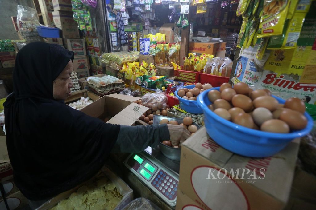Pedagang melayani pembeli telur ayam rasnya di Pasar PSPT Tebet, Jakarta, Selasa (1/12/2020). Badan Pusat Statistik (BPS) mencatat inflasi di bulan November sebesar 0,28 persen. Inflasi dipengaruhi oleh harga beberapa komoditas, seperti sayur dan ikan, yang masih tinggi di beberapa daerah. 