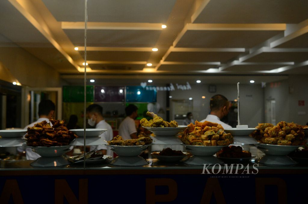 Kesibukan pekerja restoran yang melayani pembeli untuk berbuka puasa di salah satu tempat makan yang berada di Rest Area 429, Kabupaten Semarang, Jawa Tengah, Sabtu (30/4/2022). 