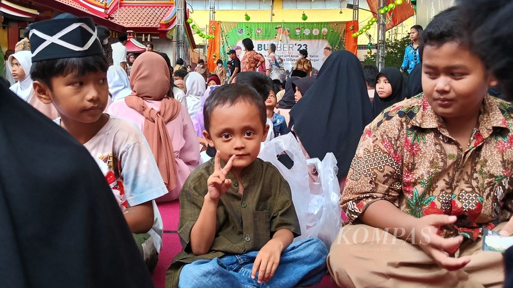Keceriaan anak-anak saat berbuka puasa bersama di Wihara Dhanagun, Kota Bogor, Jawa Barat, Kamis (13/4/2023).