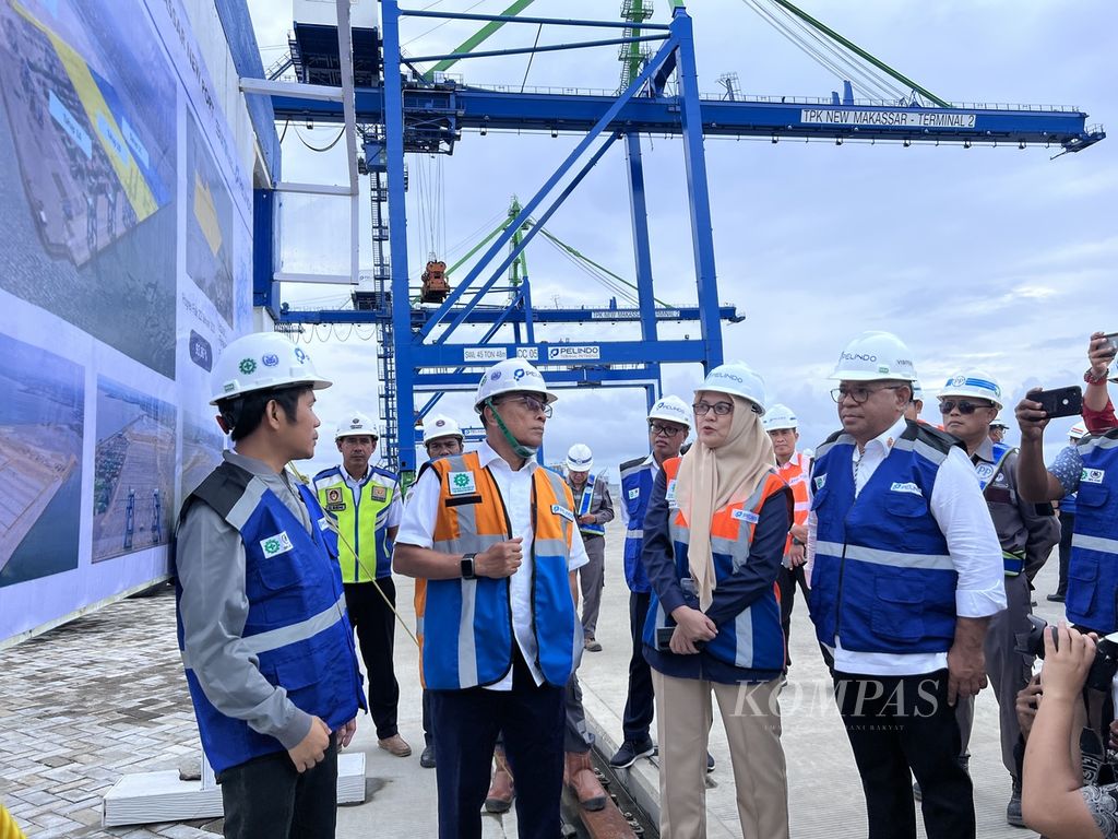 Kepala Staf Kepresidenan Moeldoko (depan, kedua dari kiri) saat meninjau proyek pembangunan Terminal Peti Kemas New Makassar, di Makassar, Sulsel, Kamis (26/1/2023).