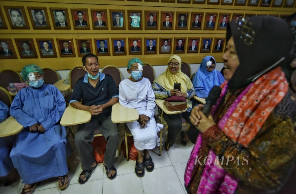 Menteri Sosial Tri Rismaharini saat memantau pasien setelah menjalani operasi katarak di RSUP dr Mohammad Hoesin, Kota Palembang, Sumatera Selatan, Jumat (24/11/2023). 