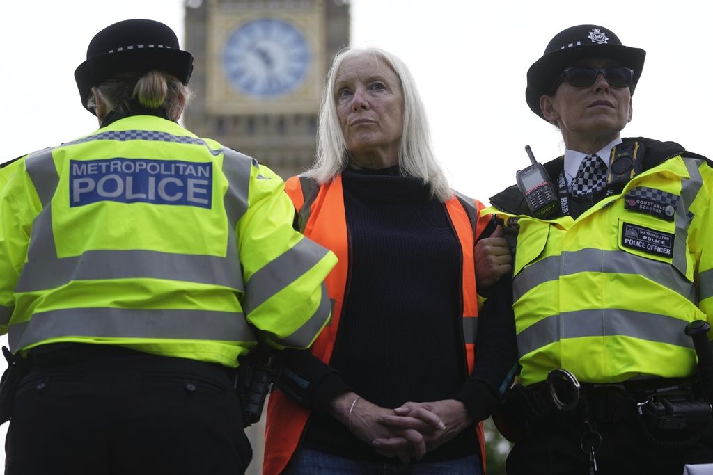 Pengunjuk rasa dari kelompok Just Stop Oil ditangkap polisi di London, Inggris, Oktober 2023. Inggris menerapkan serangkaian aturan yang melarang unjuk rasa. Pembatasan itu dinilai bisa memberangus demokrasi.