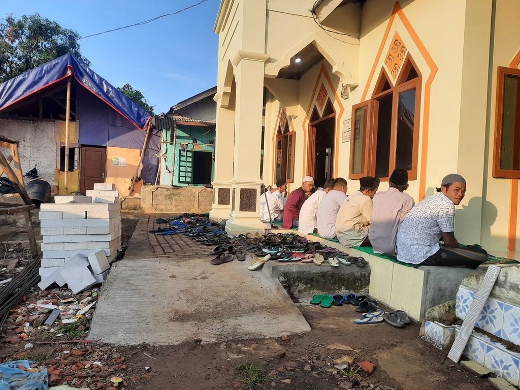 Warga RT 002 RW 007 Kedung Girang menjalankan shalat Idul Fitri di masjid yang sedang direnovasi di Sukamanah, Kabupaten Cianjur, Sabtu (22/4/2023). 