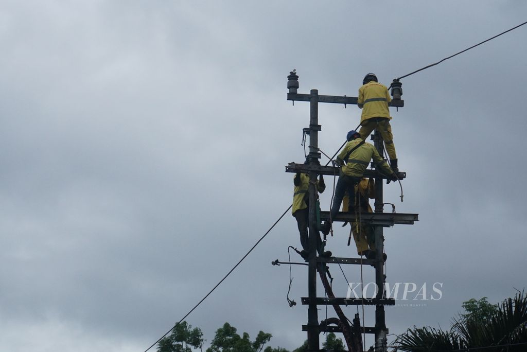 Pekerja memperbaiki jaringan listrik yang terbakar di bilangan Teling, Manado, Sulawesi Utara, Selasa (11/10/2022). Listrik padam di seluruh wilayah Sulut daratan serta sebagian Gorontalo sejak sekitar pukul 12.15 Wita dengan penyebab yang belum diketahui.