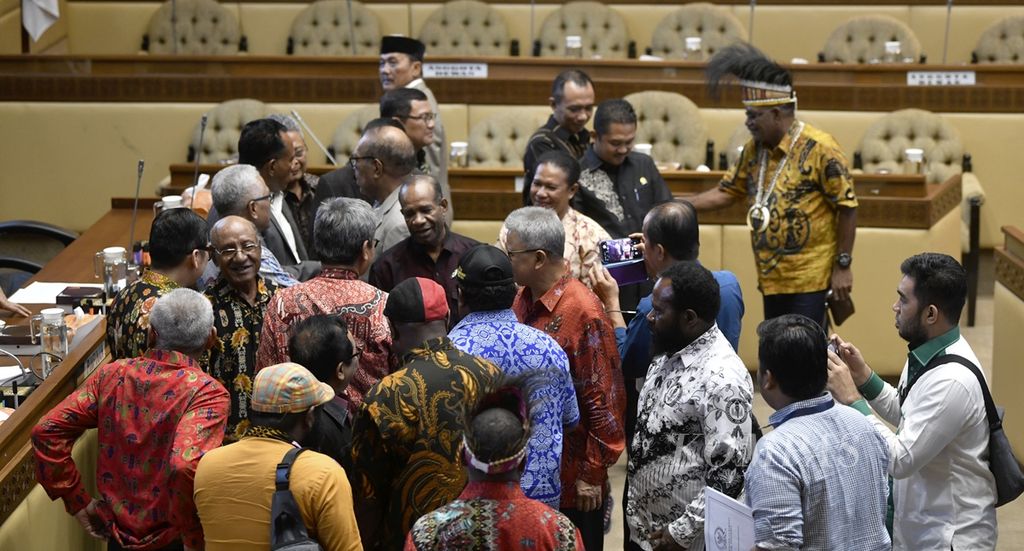 Audience participants chat after a public hearing with Commission II of the DPR regarding the expansion of new autonomous regions at the Parliament Complex, Senayan, Jakarta, Tuesday (12/11/2019).