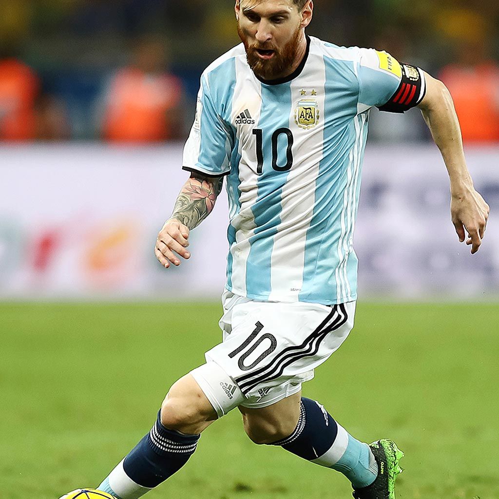 Lionel Messi, kapten tim Argentina, mengontrol bola di tengah laga melawan Brasil pada laga kualifikasi Piala Dunia Rusia 2018. Laga berlangsung  di Stadion Mineirao, kota Belo Horizonte, Brasil, 10 November 2016.