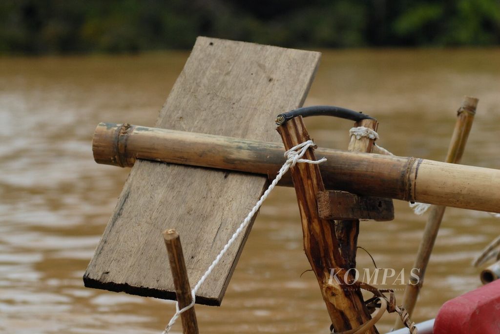 Alat kayuh di atas rakit. Tim Milir Berakit Sungai Batanghari bersiap menyusuri sungai dari hulu ke hilir, Kamis (17/11/2022).