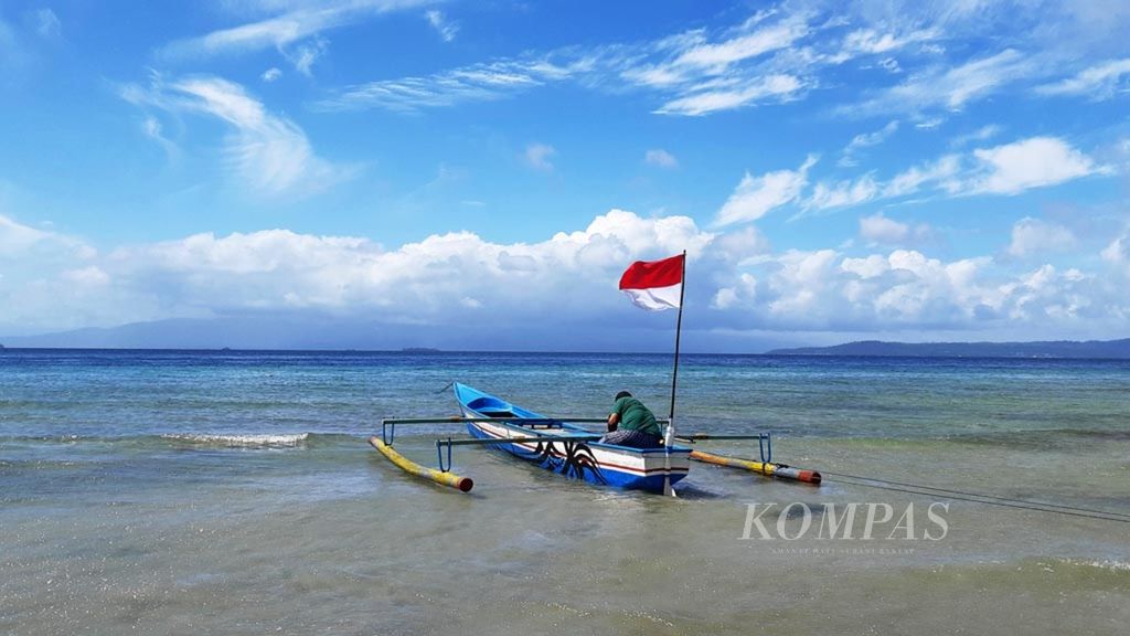 Perahu motor nelayan di Desa Tulehu, Kecamatan Salahutu, Kabupaten Maluku Tengah, Maluku, Minggu (28/7/2019), berlabuh di pesisir pantai desa tersebut. 