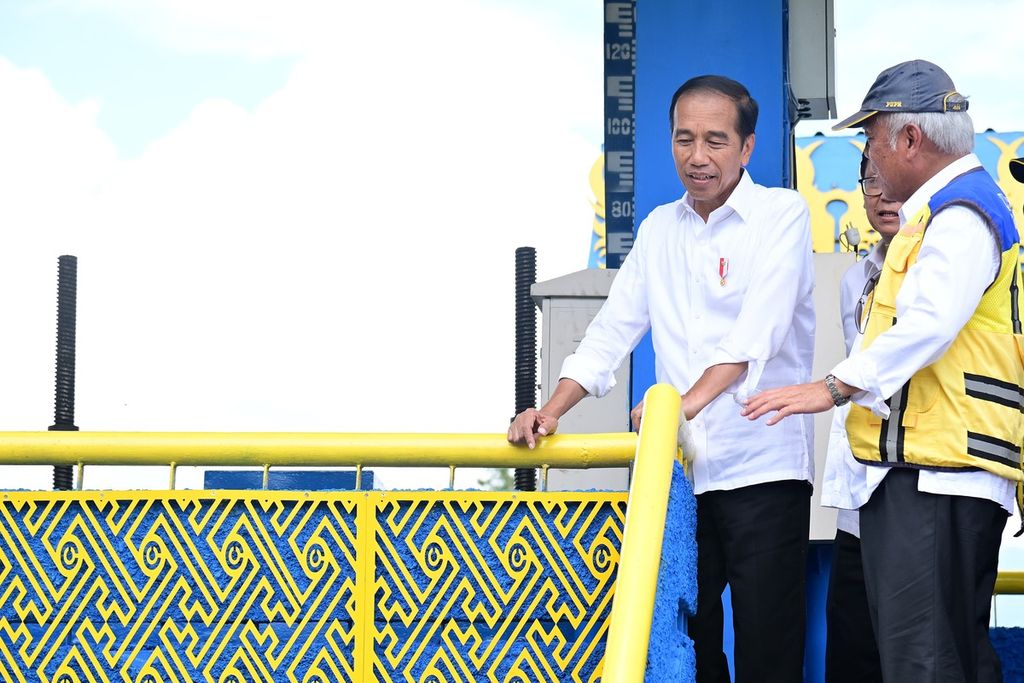 Presiden Joko Widodo melihat pintu air pengendali seusai meresmikan daerah irigasi Gumbasa di Kabupaten Sigi, Rabu (27/3/2024).