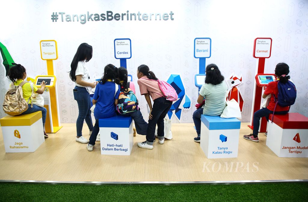 Anak-anak mencoba berselancar di dunia maya dalam acara peluncuran program tangkas berinternet (#tangkasberinternet) di Kementerian Pendidikan, Kebudayaan, Riset, dan Teknologi di Jakarta, awal Februari 2020.