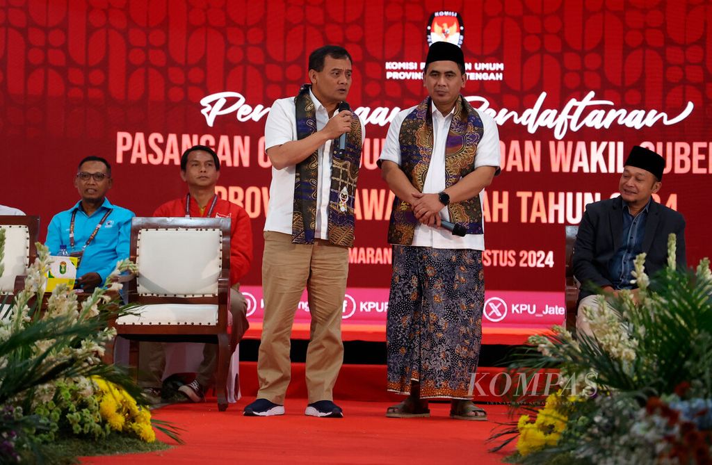 Pasangan calon gubernur dan wakil gubernur Jawa Tengah, Ahmad Luthfi-Taj Yasin, memberikan sambutan sesaat setelah selesai mendaftarkan diri di Kantor Komisi Pemilihan Umum (KPU) Provinsi Jawa Tengah, Kota Semarang, Rabu (28/8/2024).